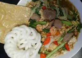 Chef lisa memberi contoh cara mencincang bawang putih, yaitu dengan menggerakkan bagian belakang bawah pisau. Cara Memasak Mie Burung Dara Kuah Pedas Tips Lif Co Id