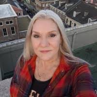 Denise Ammon's Instagram, Twitter & Facebook