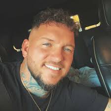 Des amateurs de hockey floués pour près d'un demi-million de dollars en  tentant d'acquérir une carte autographiée de Connor Bedard