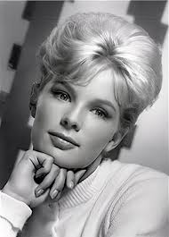 A young Linda Evans from Dynasty TV series fame. She was a beauty 😍