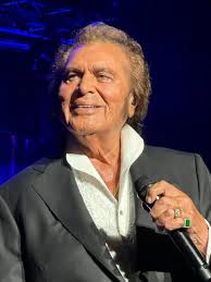 The Legend Engelbert Humperdinck Performs For Gold Coast Fans In Queensland #REVIEW - Noise11 Music News