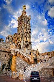 Notre garde de la garde est une basilique, construite au sommet d'une colline de calcaire. Notre Dame De La Garde Marseille France Farbspiel Photography