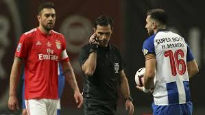 Uribe e taremi saem ilesos do choque na última curva. Benfica Vai Pedir Comunicacoes Entre Carlos Xistra E O Var No Jogo Com O Fc Porto Benfica Jornal Record