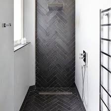 op 1 visgraat tegels salle de bains moderne douches carrelees salle de bain noire