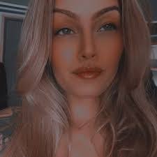 Pamela Hoffmann's Instagram, Twitter & Facebook