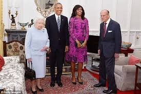 Michelle Obama Feared A Royal Faux Pas When I Put My Arm Round Queen Michelle Obama Obama Royal Family England