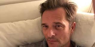 Sa mère, son père, vous les connaissez déjà. David Hallyday Devoile Enfin Le Clip Ensemble Et Maintenant Mce Tv