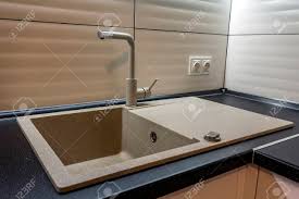 Waschbecken aus keramik aufsatzwaschbecken badezimmer waschtisch becken weiß. Granit Waschbecken Und Wasserhahn In Der Neuen Modernen Kuche Interieur Lizenzfreie Fotos Bilder Und Stock Fotografie Image 93464481
