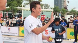 チェン・ウェイン選手と来季の選手契約を締結することで合意しましたのでお知らせします。 なお、背番号は「14」に決定しましたので、合わせてお知らせします。 #陳偉殷 #阪神タイガース ▼. é˜ªç¥žè™Ž5æ´‹å°‡æŠµæ—¥é™³å‰æ®·è¿'æ³æ›å…‰ é‡'é–€æ—…éŠ ç—žå®¢é‚¦
