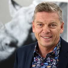 Freunde seit 33 Jahren: Tierpfleger verschiebt seine Rente für Brüllaffe  Chico