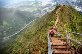 One of the most incredible hikes in o'ahu, and possibly the best view of the island. Dem Himmel Ganz Nah Der Haiku Pfad Auf Hawaii