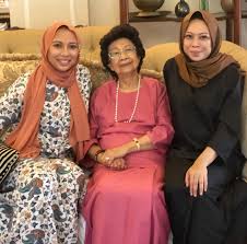 Baju kedah atau baju kurung kedah dipercayai berasal dari selatan thailand. Bila Badrul Bicara Tun Siti Hasmah Penggemar Baju Kurung Kedah Beli Online Je Entertainment Rojak Daily