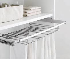 Basta estrarre il carrello, e avrete davanti a voi tutti i vostri pantaloni appesi. Porta Pantaloni Estraibile Attrezzatura Armadio