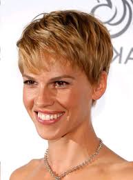 The stylist has used sliced layers, which are cut vertically and remove. 1001 Ideas For Stunning Medium And Short Hairstyles For Fine Hair