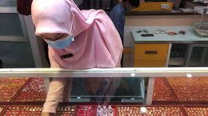 Maybe you would like to learn more about one of these? Daftar Harga Emas 25 Karat Di Batam Selama Pandemi Warga Banyak Tukar Emas Miliknya Tribun Batam