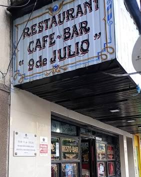 Frente del Bar 9 de Julio en Mataderos, generada por IA