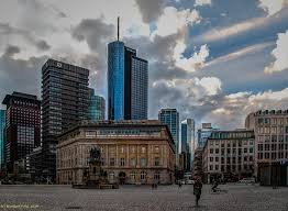 File Frankfurt Am Main Deutsche Bank Am Rossmarkt Davor Das Gutenberg Denkmal 14181420036 Jpg Wikimedia Commons
