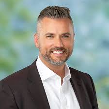 Mike Standish's Instagram, Twitter & Facebook