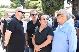 Η παράκληση της οικογένειας για την κηδεία της ηθοποιού. Plh8os Kosmoy Sthn Khdeia Ths Tzesy Papoytsh Fwto Aftodioikisi Gr