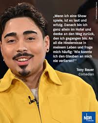 Schon als Kind verbringt Tony Bauer viel Zeit im Krankenhaus, liegt sogar  monatelang im Koma. Sein Humor hilft ihm über die schwere Zeit hinweg,  später schafft er damit den Sprung auf die