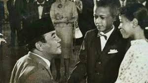 Warna hitam ini diubah soekarno menjadi simbol egaliter, solidaritas, dan simbol perjuangan bangsa tertindas. Heboh Foto Presiden Soekarno Salami Anak Kecil Benarkah Itu Barack Obama Halaman 3 Tribun Jabar
