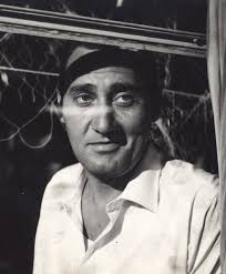 Nato a napoli nel 1977, aveva intrapreso la carriera dello spettacolo sulle orme del padre, fiore de rienzo, che è stato aiuto regista di citto maselli. Alberto Sordi Wikipedia