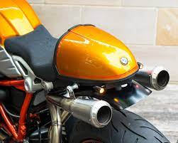 フレームを赤くしたりカラーリングに凝ってはいますがこれ 割とベースモデルをいぢらないで仕上げてる感じがします bmwレーサーってボクサーエンジンの安定感に助けられながら独特のコーナリング感があるような気がしてならないのです 公道でも速そう カフェ