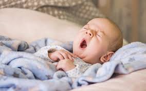 Möchte ihr kind am liebsten auf dem bauch einschlafen, drehen sie es im schlaf auf den rücken und fördern sie nach und nach das einschlafen auf dem rücken. Schlaf Fur Mama Und Baby 6 Fakten Babyschlaf Keleya