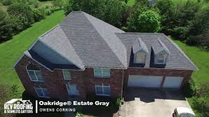 Efekt 3d uzyskany dzięki dwuwarstwowej budowie gontu. Aerial Drone Owens Corning Oakridge Estate Gray Rcv Roofing Seamless Gutters Youtube