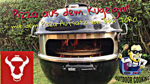 Die meisten pizzasteine sind zu groß für die grillfläche des kleinen. 096 Pizza Aus Dem Kugelgrill Mit Dem Pizzaufsatz Von Bbq Toro Youtube