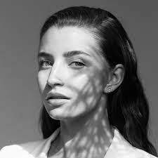 Julia wieniawa is an actress and singer known for appearing in popular tv shows and films like rodzinka.pl, on the common, second chance, doctors start, and nurses. Julia Wieniawa Facebook