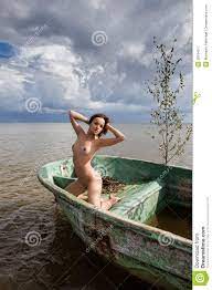 Nackte Frau, Die in Einem Boot Sitzt Stockbild - Bild von bauch, gesund:  29194317