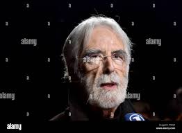 Receives academy award hi-res stock photography and images