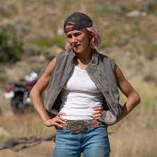 Before Playing The Pink Haired Ranch Hand On Yellowstone Jen Landon Grew Up The Daughter Of One Of The Greatest Tv Actors In Tv Actors Music Tv In Hollywood