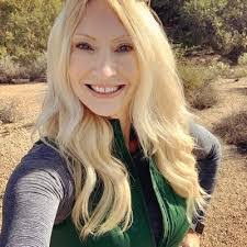 Lori Roche's Instagram, Twitter & Facebook