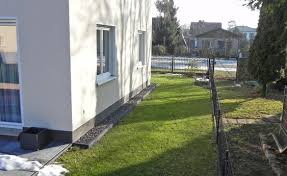 1 Garten 2 Ideen Eine Blutenreicher Durchgang An Der Hauswand Hauswand Gartengestaltung Haus