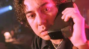 Mesela ilk bölümde karakterlerin etrafında olan olaylar işleniyorsa, onu takip eden bölümde yazar vakanivüs gibi o dönemi, vebanın ve insanların durumunu betimliyor. Chow Yun Fat Thumbs Up