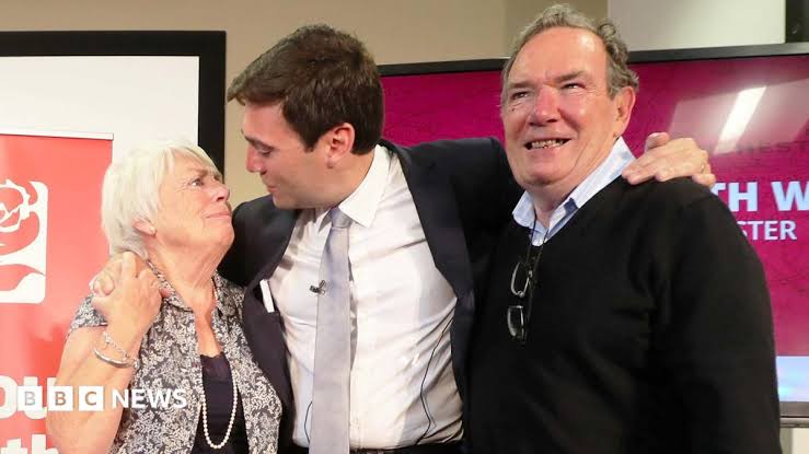 Andy Burnham cancels engagements after death of father - BBC News