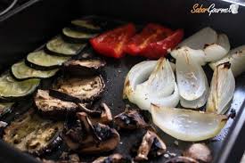 Si te cuesta comer verduras prueba esta receta, ¡quedan el brócoli déjalo en floretes pequeños.coloca papel de horno en la bandeja del horno, corta los ajos en trozos grandes y frota el papel de horno. Como Hacer Verduras Al Horno Saborgourmet Com