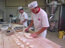 Le Boulanger Exerce Souvent Son Activite En Boulangerie Patisserie C Est Un Commercant Artisan Qui Vend Les Produits Qu Il Fabrique Pains Viennoiseries Pat