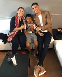 With this last title, cristiano ronaldo became the only player in history to win the three major leagues in the world. Cristiano Ronaldo S Mutter Eilte Ins Krankenhaus Nach Leiden Strich Aktuelle Boulevard Nachrichten Und Fotogalerien Zu Stars Sternchen