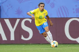 Pelé cresceu na pobreza, em bauru, no estado de são paulo.ele ganhava dinheiro extra trabalhando em lojas de chá. Maior Nome Do Futebol Brasileiro Feminino Marta Volta A Treinar Apos Pausa Provocada Pela Pandemia