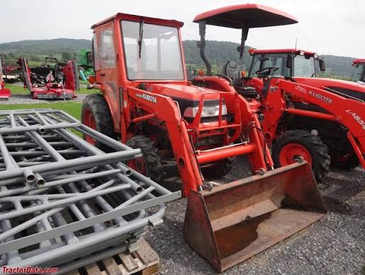 Kubota L3010 Tractor