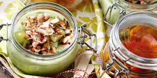 koude avocadosoep met hollandse garnalen panzanella salade libelle panzanella salade voedsel ideeen salade