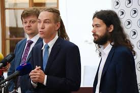 Března 1987 české budějovice) je český politik a aktivista, od října 2017 poslanec poslanecké sněmovny pčr, v letech 2010 až 2014 místopředseda české pirátské strany, v letech 2014 až 2018. Pirati Hlasovali O Rozpusteni Strany Nyni Si Zvoli Nove Vedeni Forum24