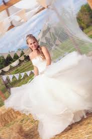 Jeder brautkleid kann maßgeschneidert werden. Schone Weisse Hochzeitskleid Hangenden Oder Aufgehangt An Einem Tor Im Freien In Einem Land Fur Hochzeiten Lizenzfreie Fotos Bilder Und Stock Fotografie Image 24885634