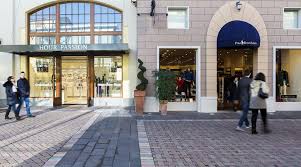 Explore the village and discover more than 120 boutiques of the finest italian and international fashion and lifestyle brands, thanks to the new interactive map. Fidenza Village Hour Passion