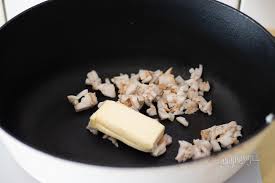 Na tanier servírujeme plátok mäsa s knedľou, podlejeme omáčkou, ozdobíme kopčekom šľahačky, brusnicami a plátkom citróna. Svieckova Na Smotane Bonvivani