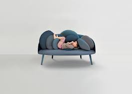 Il design angolare offre anche un'ampia area di seduta persino negli spazi più piccoli. Mini Divani Living Corriere
