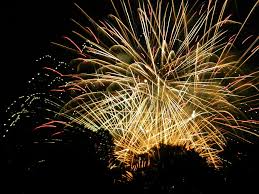 Les nombreux marchés, la grande roue, les feux d'artifice le 14/07 et le 15/08. Un Magnifique Feu D Artifice Le Papotier